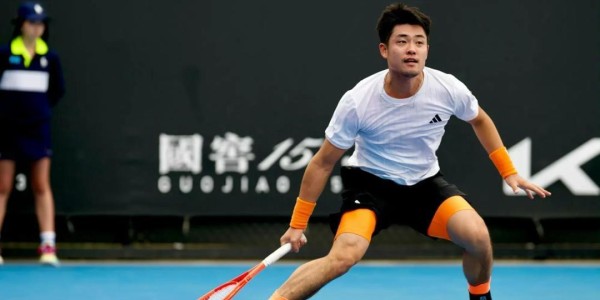 bob半岛体育官方网站-吴易昺怒摔球拍打崩自己仍获开门红，王欣瑜过关成全网最心疼姑娘