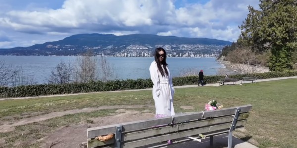 bob半岛体育-王祖贤悼念张国荣！穿白色风衣坐公园长椅上美翻，称记忆都在心中