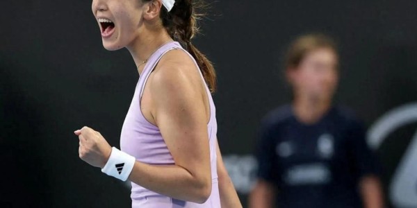 bob半岛体育官方网站-吴易昺怒摔球拍打崩自己仍获开门红，王欣瑜过关成全网最心疼姑娘