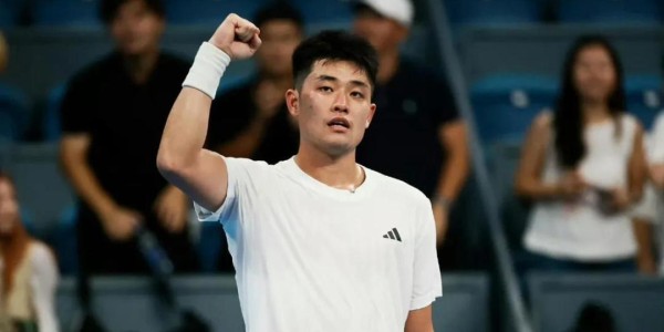 bob半岛体育官方网站-吴易昺怒摔球拍打崩自己仍获开门红，王欣瑜过关成全网最心疼姑娘